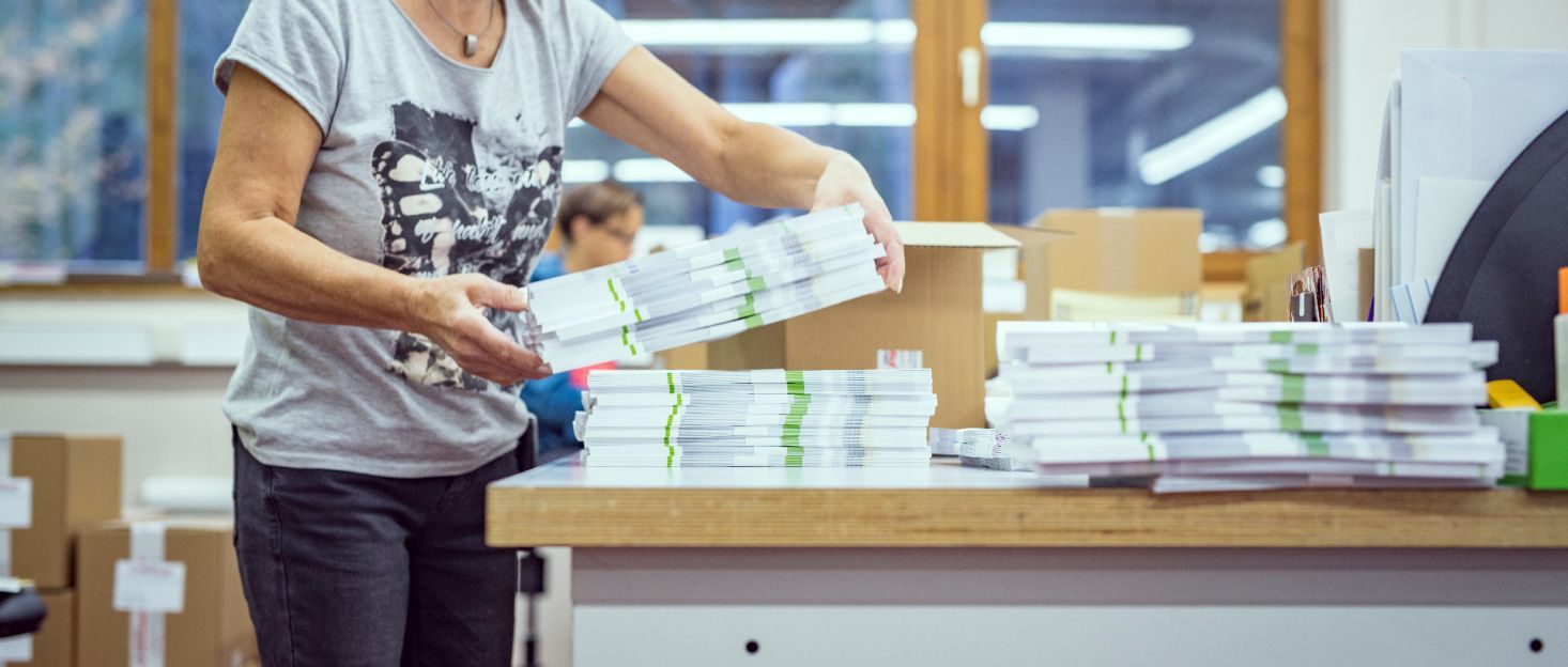 gestapelte Flyer und Plakate