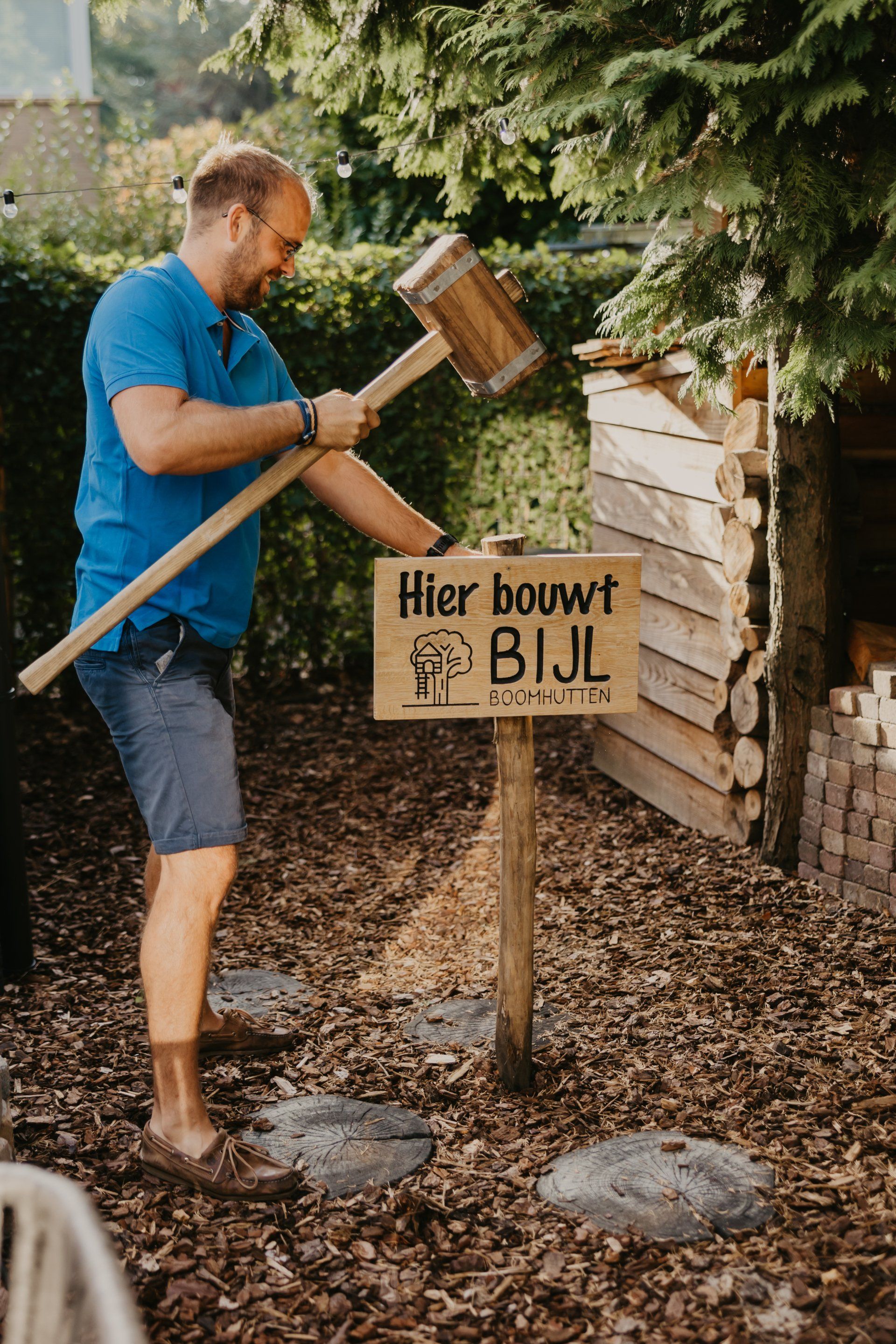 Een man slaat met een hamer op een bord.