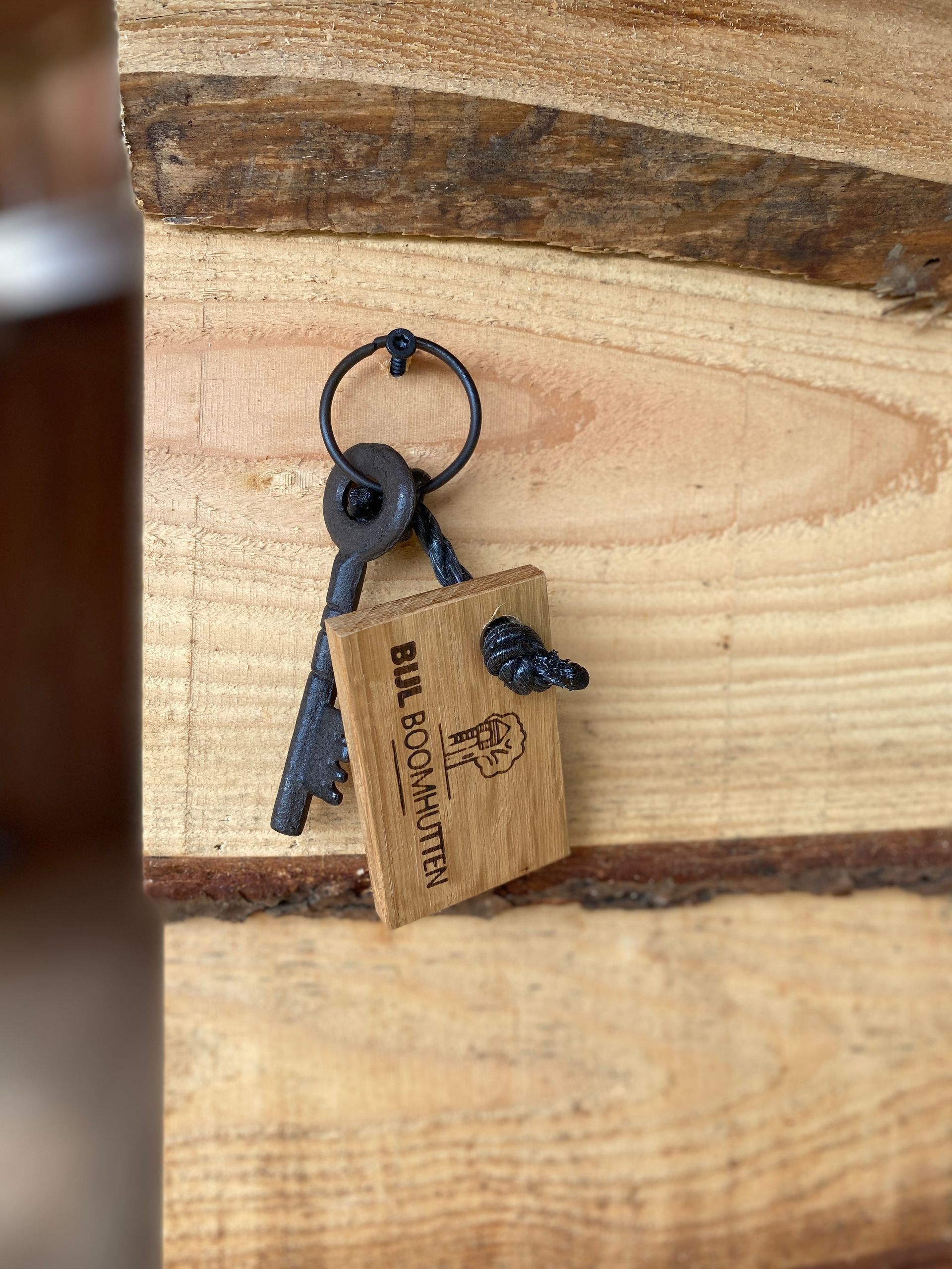 Een paar sleutels op een houten tafel.