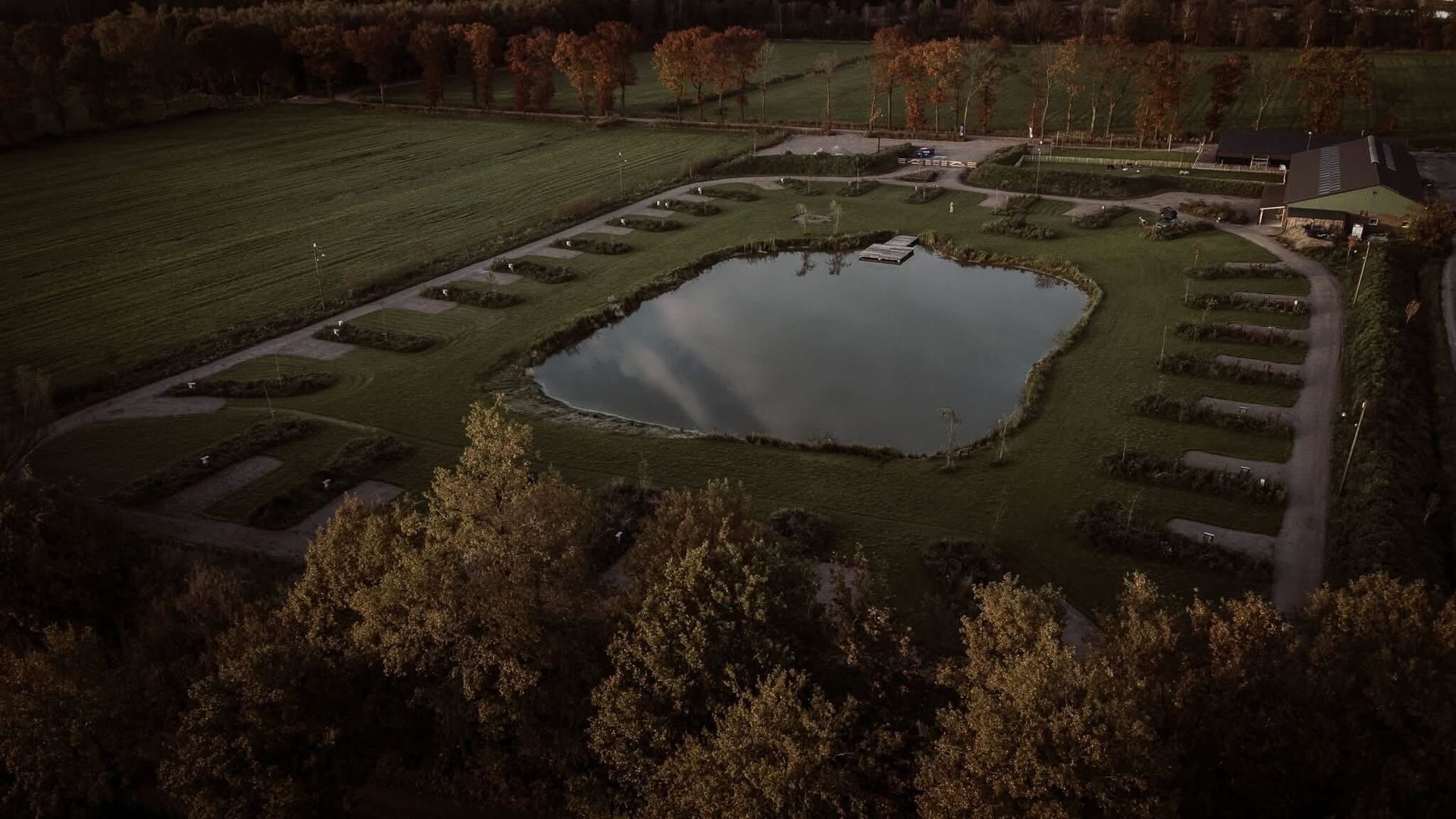Een onverharde weg slingert door een weelderig groen veld