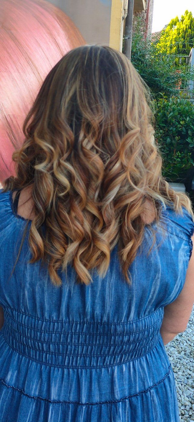 Acconciatura donna capelli medi