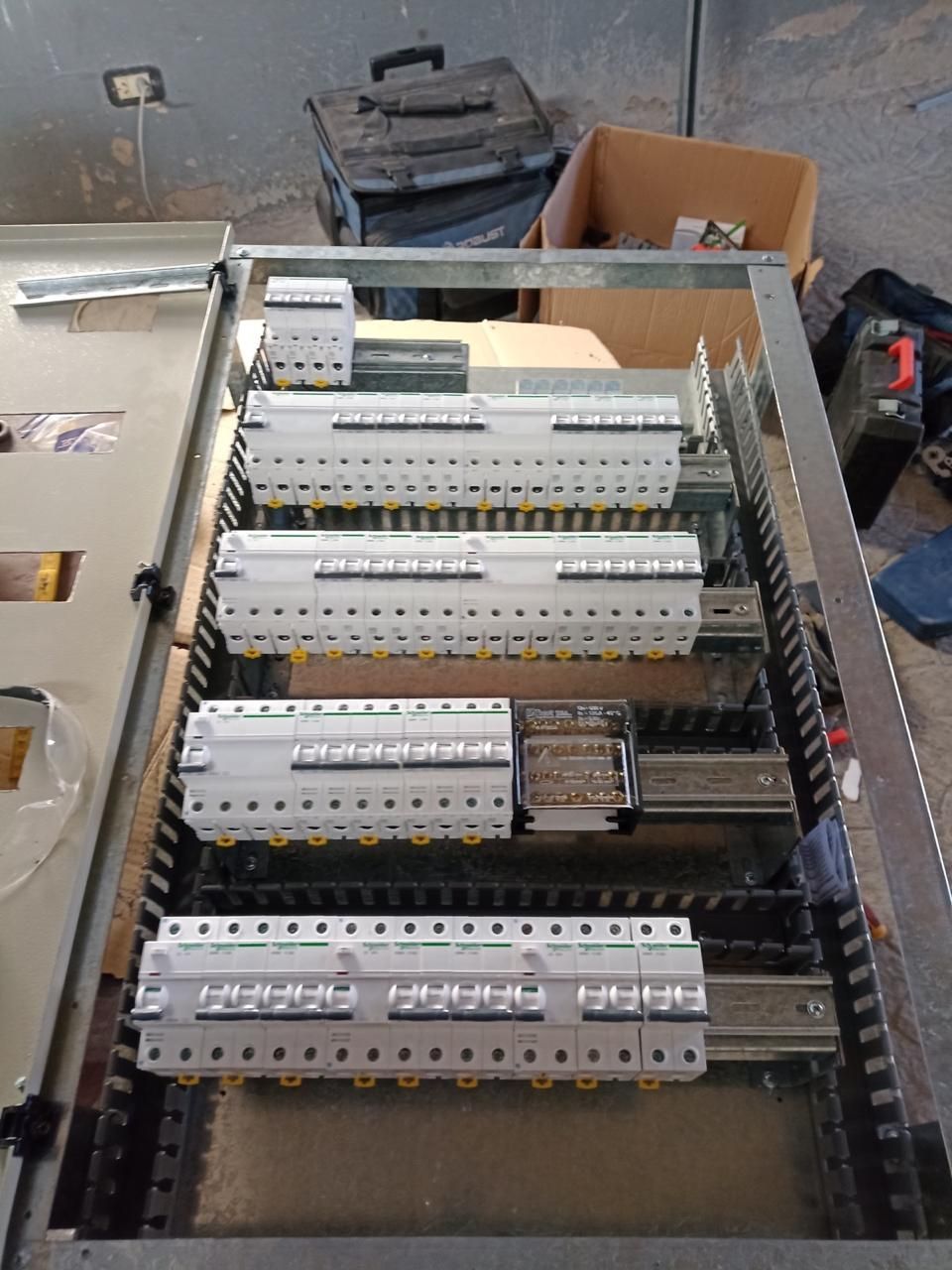 Panel eléctrico metálico con filas de disyuntores.