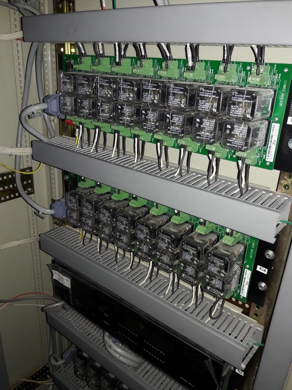 Un panel de relés eléctricos, cuidadosamente organizados en filas, con cableado.