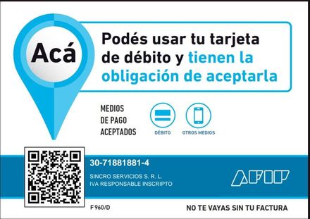 Cartel que indica que se aceptan tarjetas de débito. Es de color azul e incluye un código QR.
