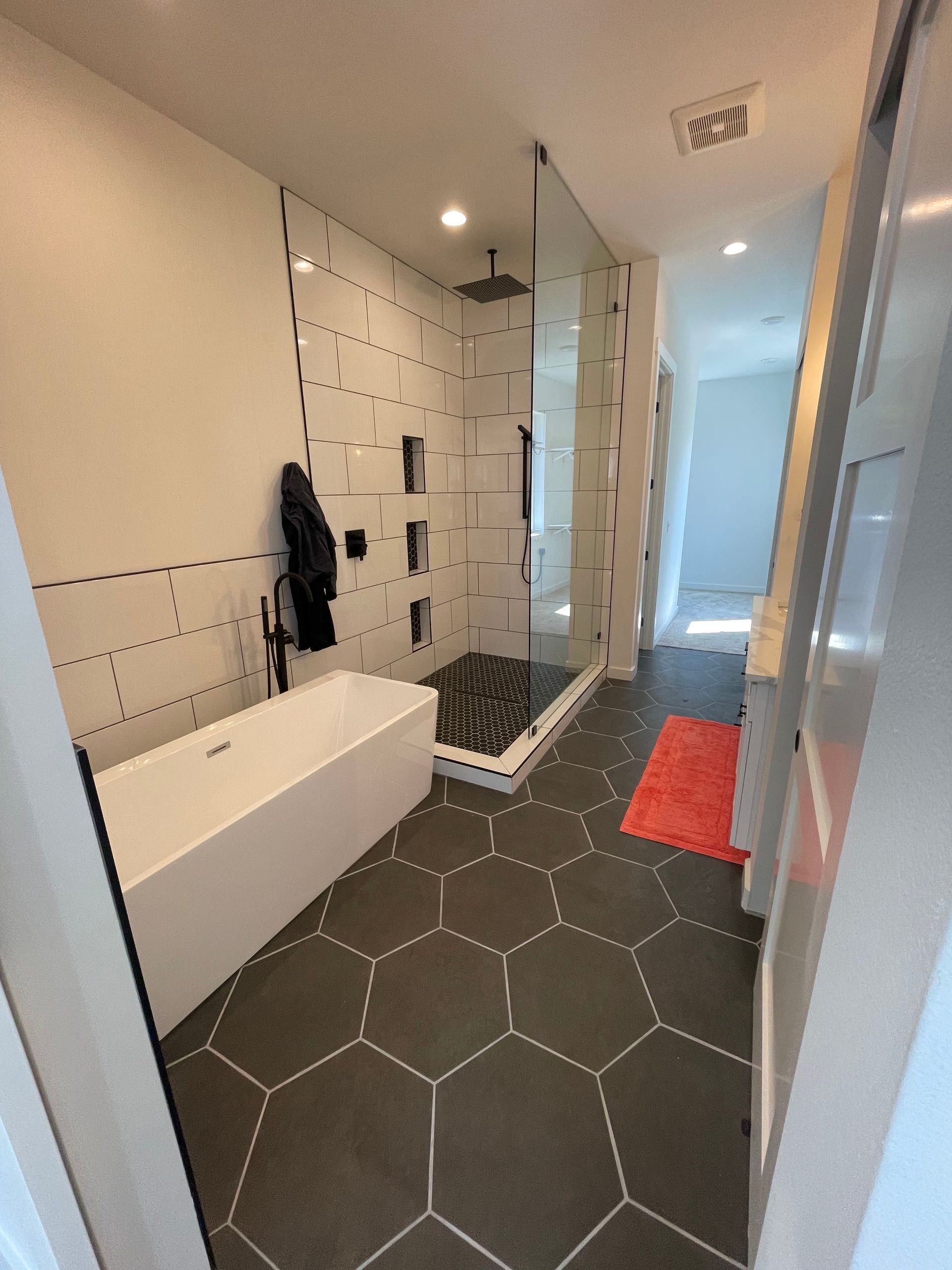 Bathtub and Enclosed Shower — Maple Valley, WA — One Source Contracting LLC