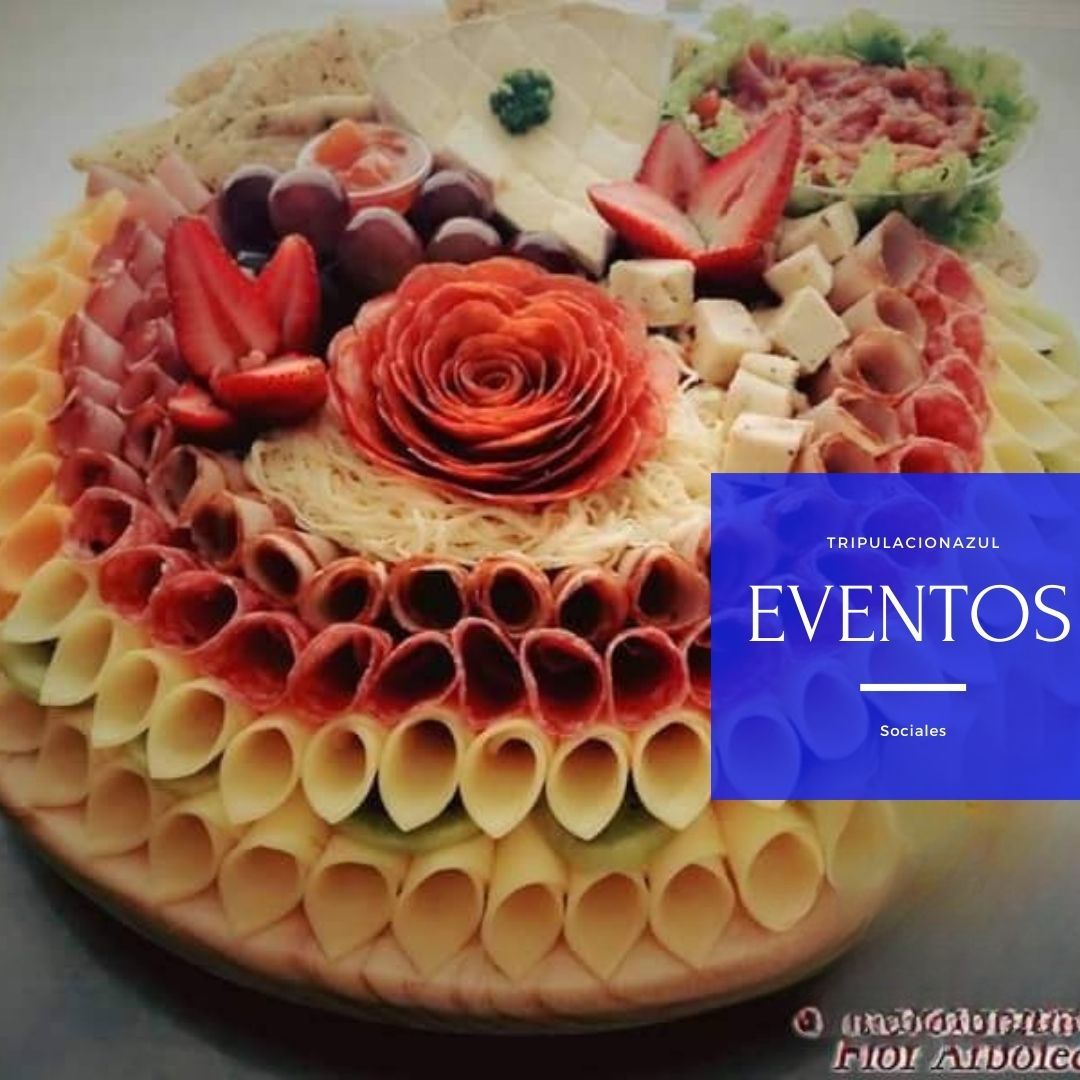 Tabla de embutidos con diversas carnes, quesos, frutas y galletas. Logotipo azul de 