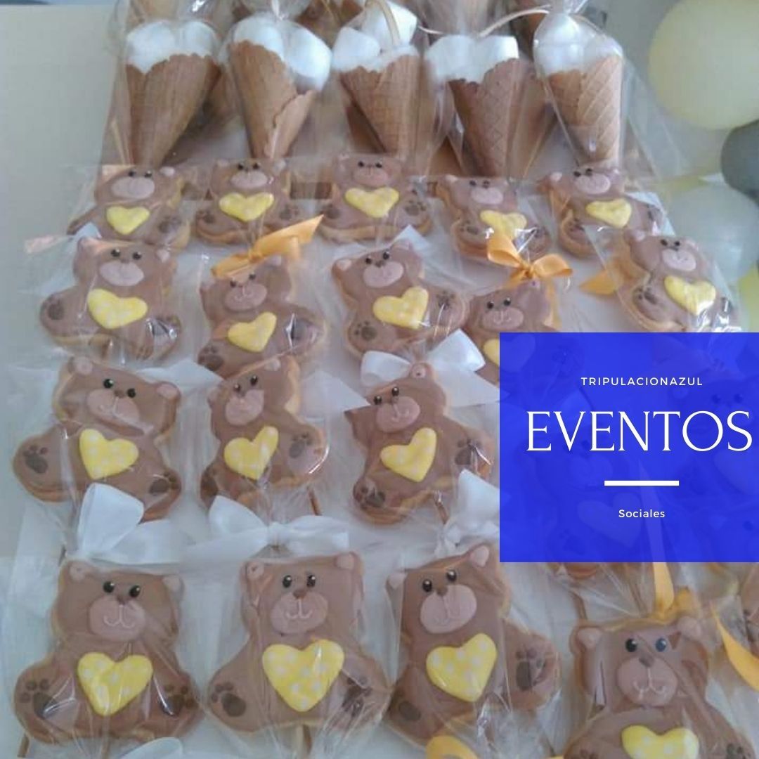 Arreglo de galletas de osito de peluche con corazones amarillos y golosinas en forma de cono de helado.
