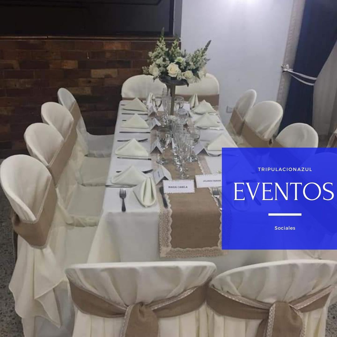 Juego de mesa de comedor formal con mantelería blanca, fundas para sillas de color beige y centro de mesa floral.