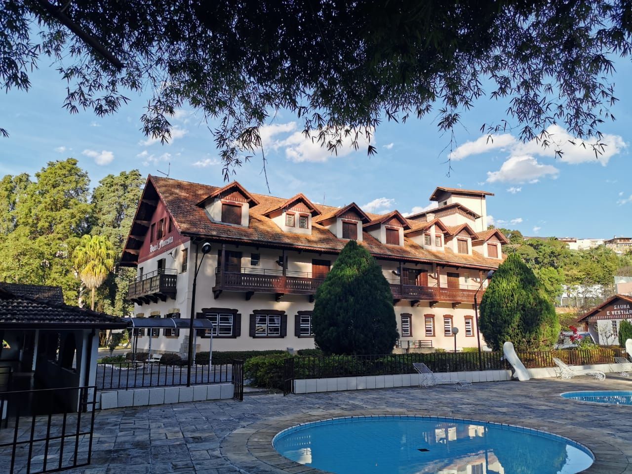 Uma casa grande com uma piscina na frente