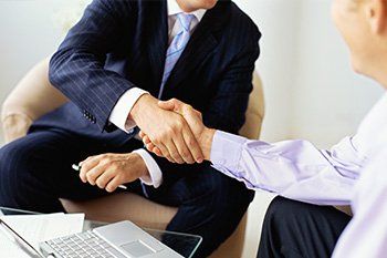 Accountant shaking hands with a mid adult man in — Income Tax Leesburg, FL