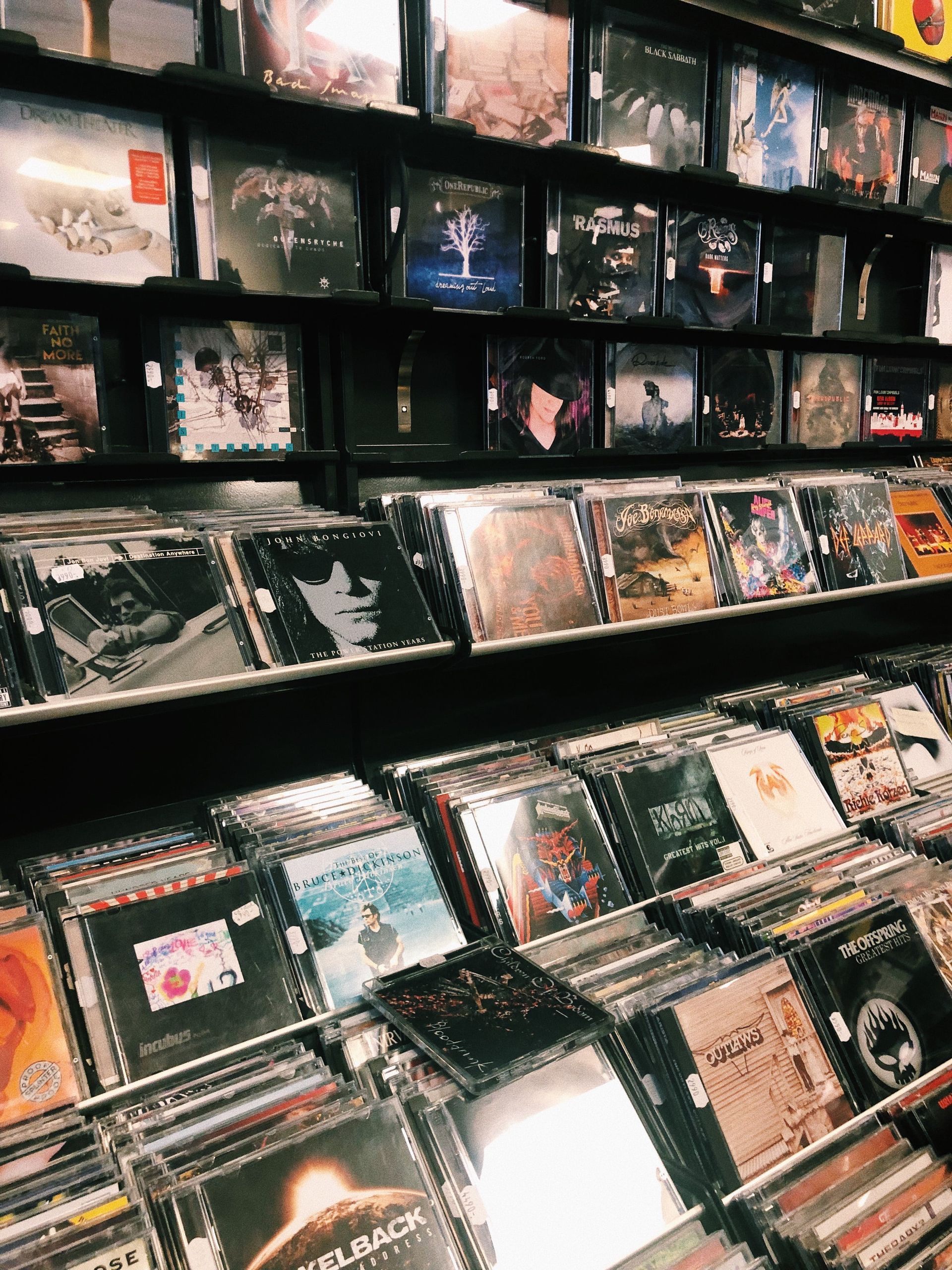 INDEPENDENT RECORD SHOP NUMBERS REACH 10 YEAR HIGH AS TOTAL NUMBER OF STORES SELLING MUSIC HITS NEW LOW