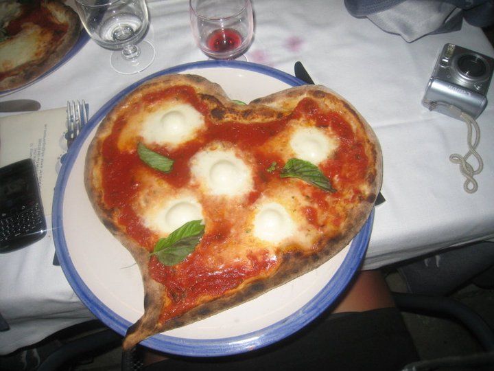 pizza con würstel e patatine fritte