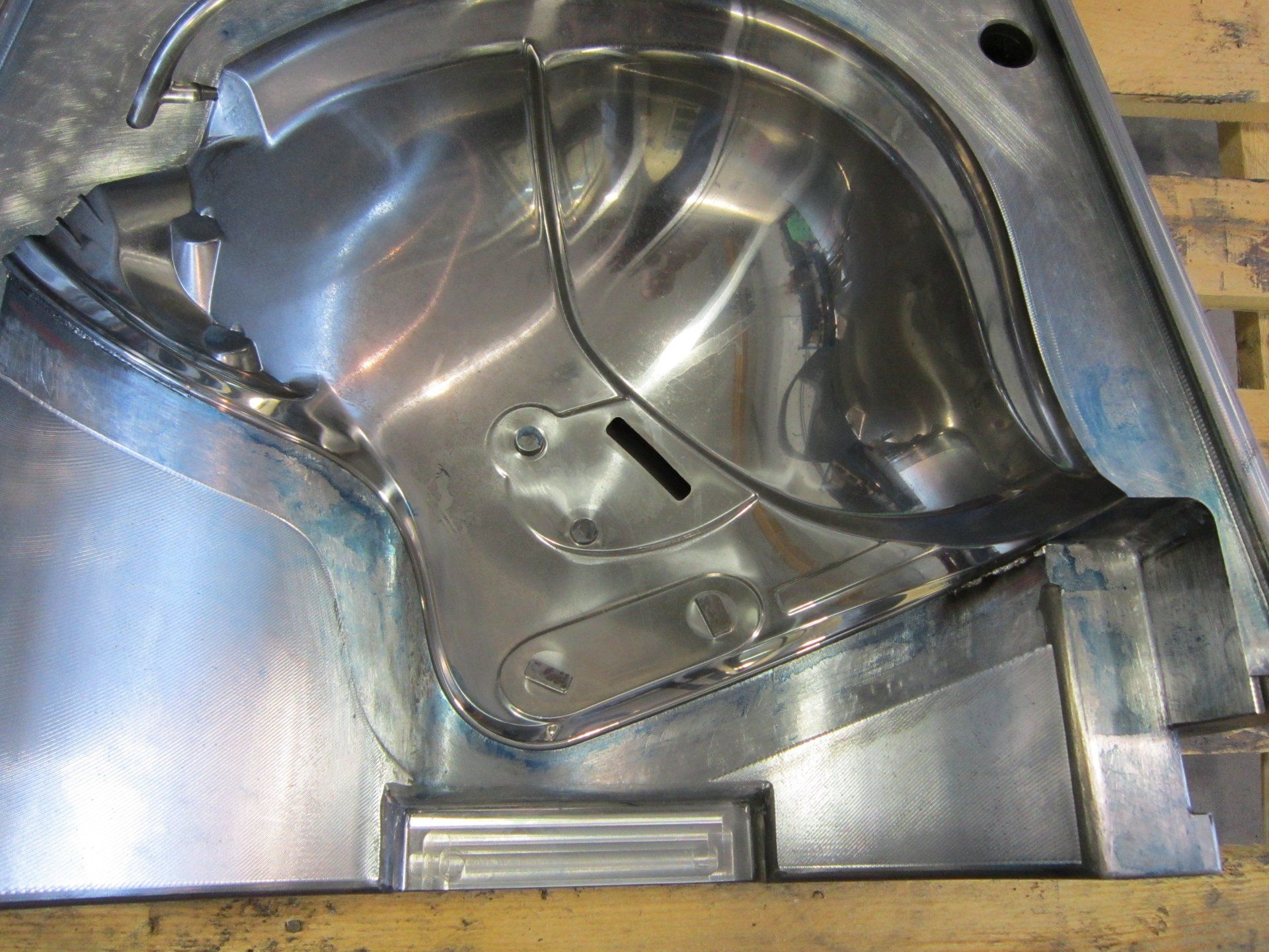 lucidatura di una superficie metallica