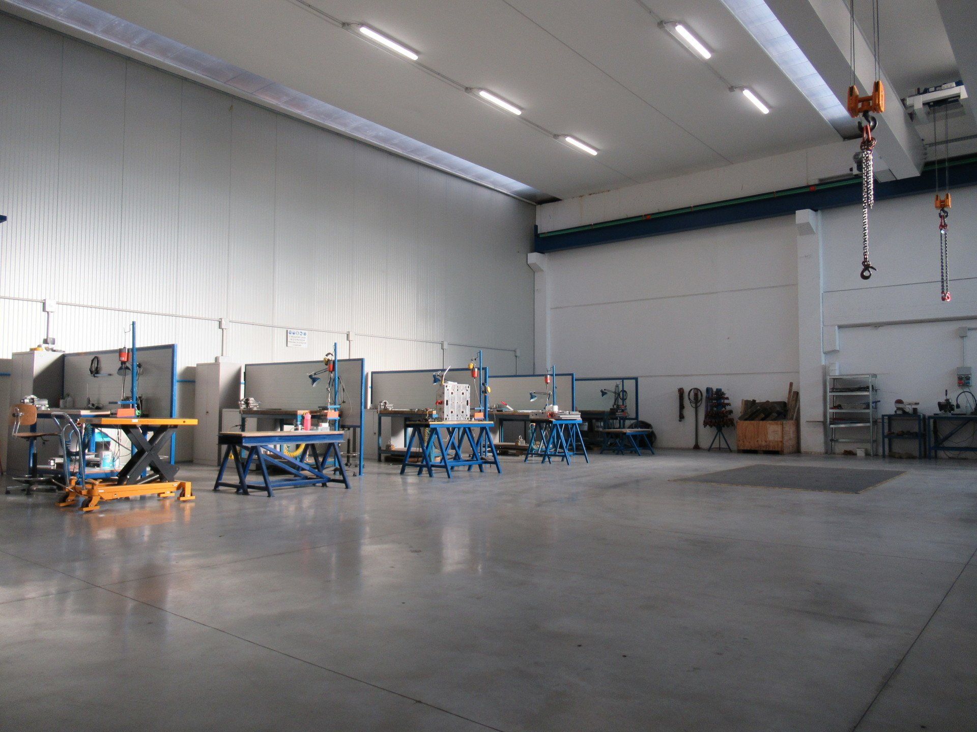 alcune porte di un capannone industriale