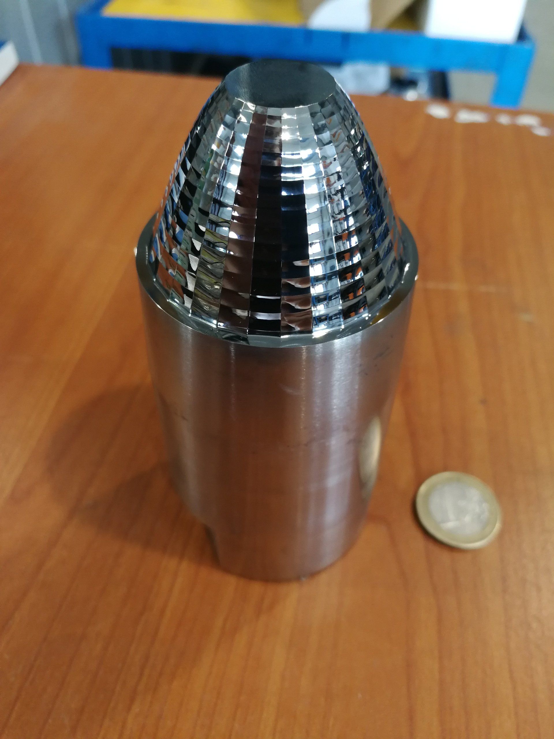 oggetto in metallo dopo lappatura ottica