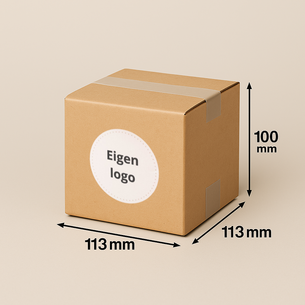 Kartonnen doos met een wit cirkelvormig label, afmetingen 113 mm x 113 mm x 100 mm. Op het label staat 