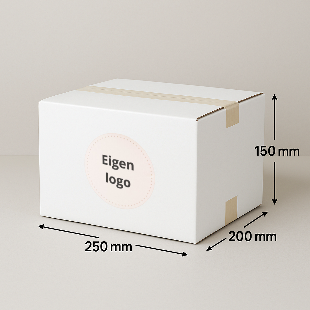 Witte kartonnen doos met afmetingen aangegeven en een 