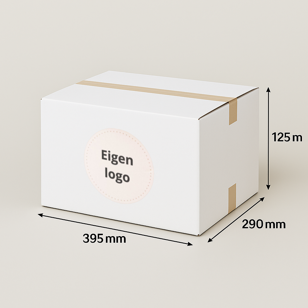 Witte kartonnen doos met afmetingen aangegeven en een sticker met het 