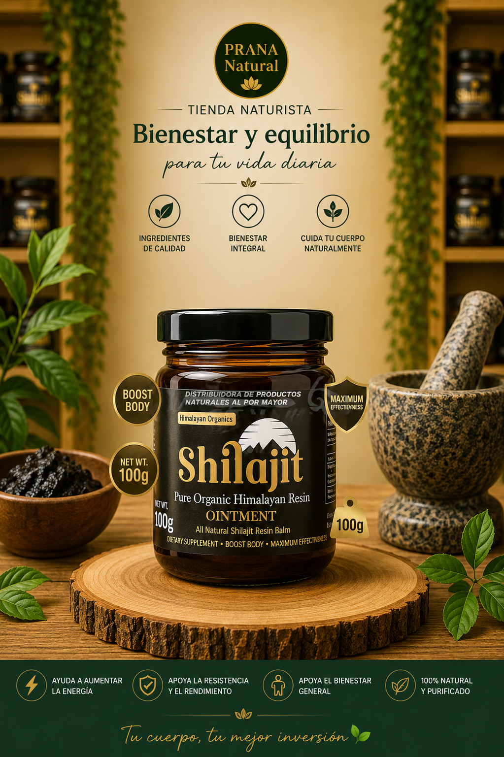 Frasco de suplemento de Shilajit sobre soporte de madera con fondo de hojas, mortero y hierbas en tonos cálidos.