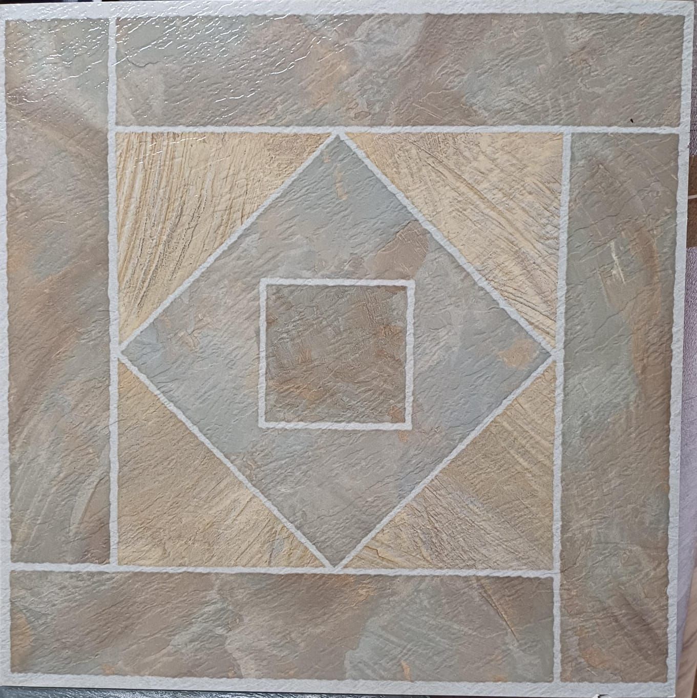 Un azulejo cuadrado con un cuadrado en el medio