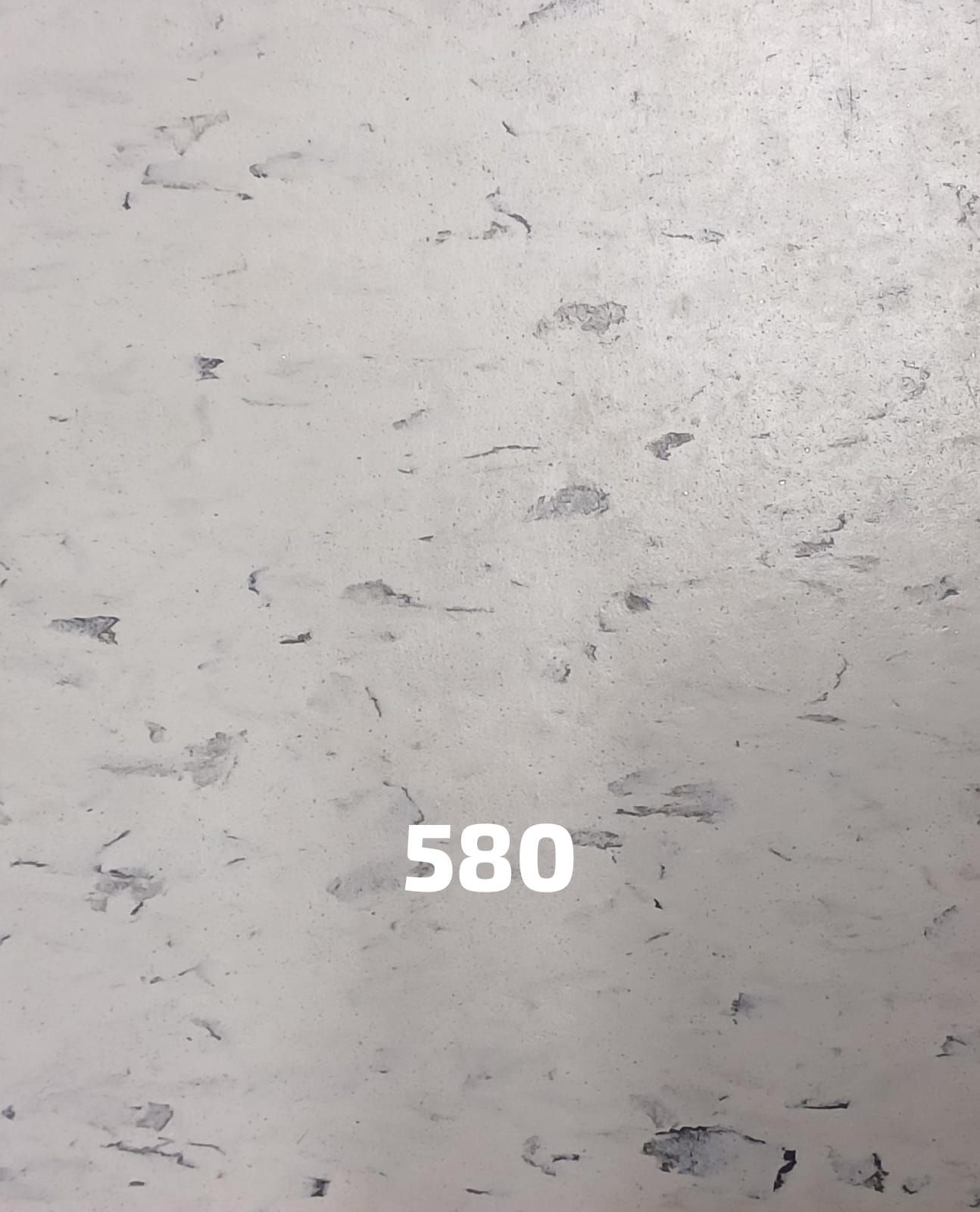 Una superficie blanca con el número 580