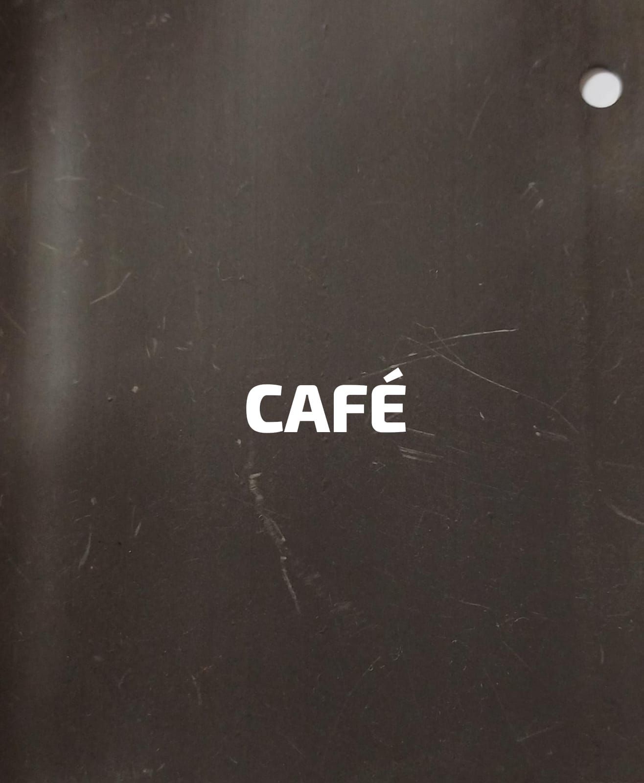 La palabra café está sobre una superficie marrón