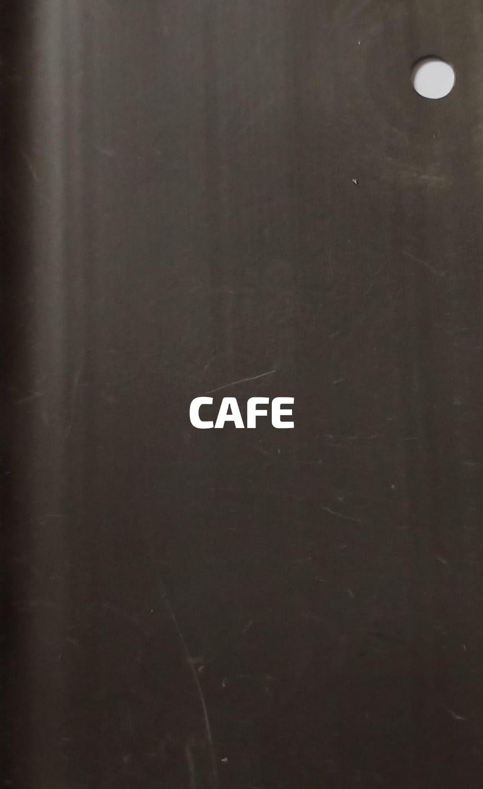 Una puerta negra con la palabra café escrita en ella.