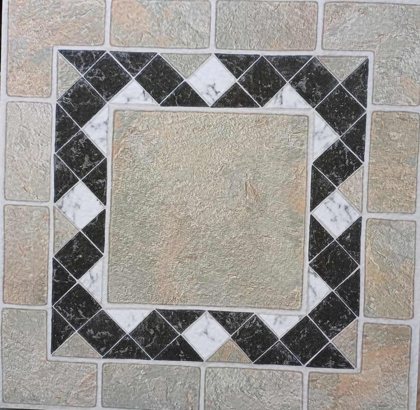 Un azulejo cuadrado con un patrón de cuadros en blanco y negro