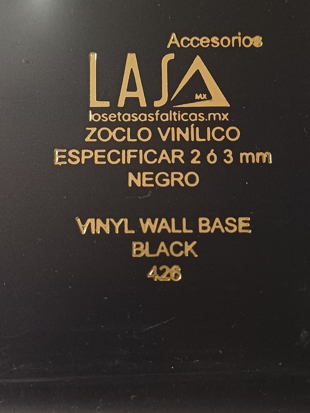 Una etiqueta negra que dice laja