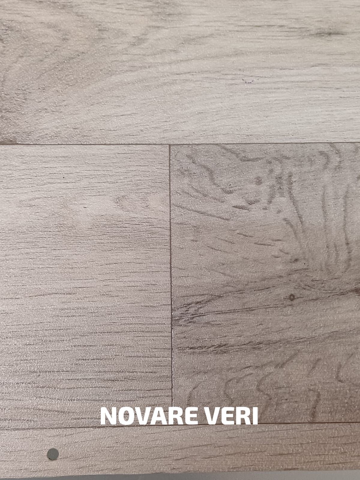Un primer plano de un piso de madera con las palabras novare veri escritas en él.