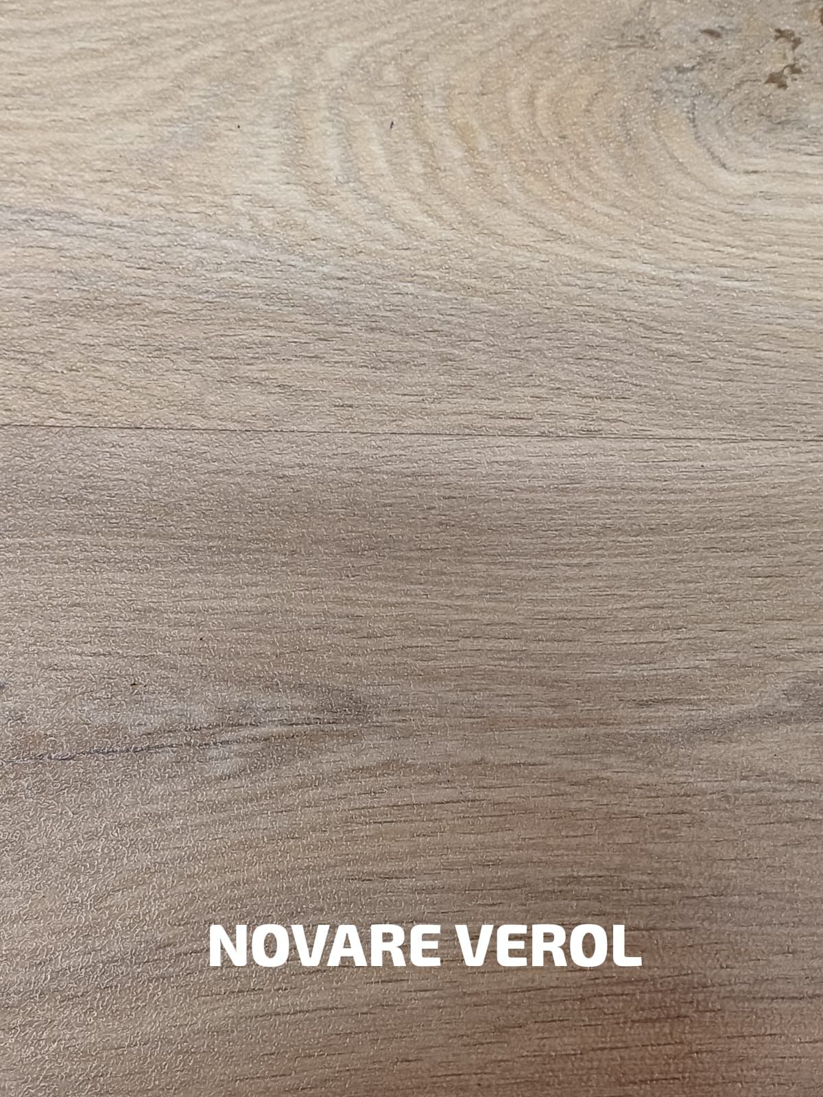 Un primer plano de una superficie de madera con las palabras novare verol escritas en ella.