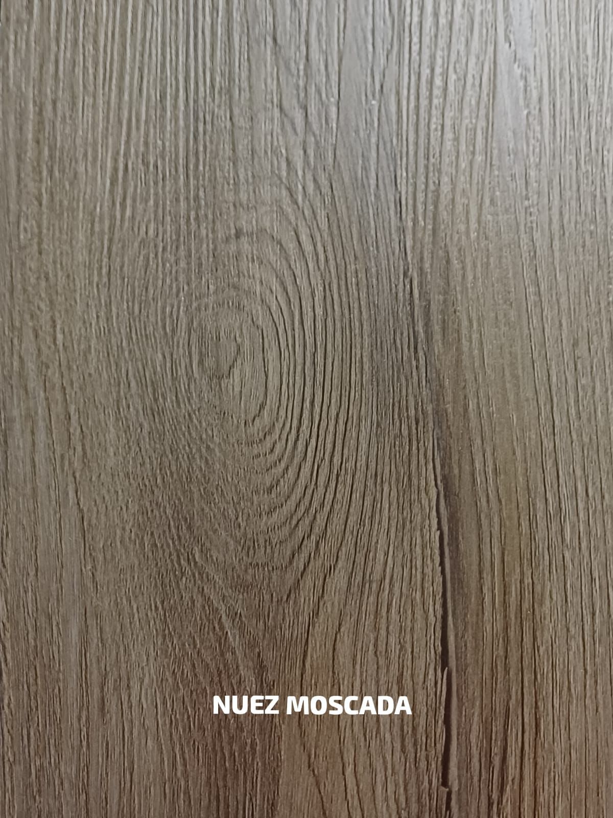 Un primer plano de un trozo de madera con las palabras nuez moscada escritas en él.