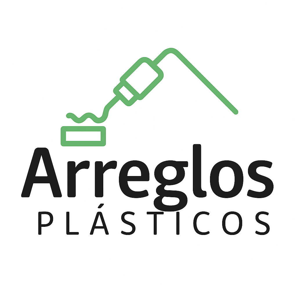 Logotipo: boquilla de impresora 3D de color verde sobre las palabras “Arreglos Plásticos” en negro y verde.