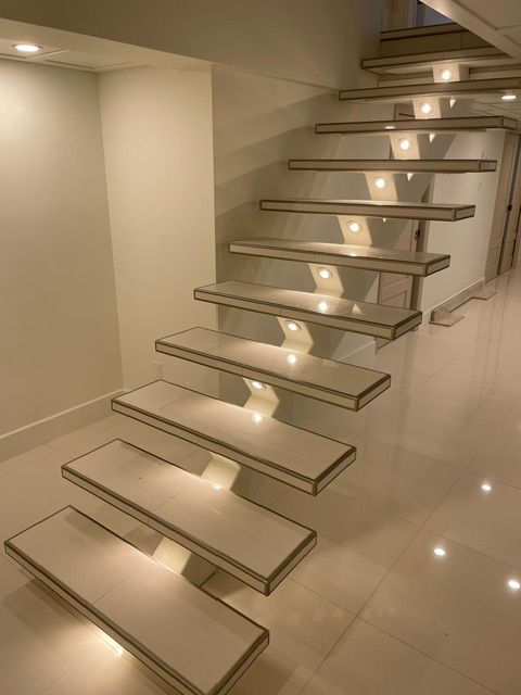 Un escalier blanc avec des lumières sur les marches