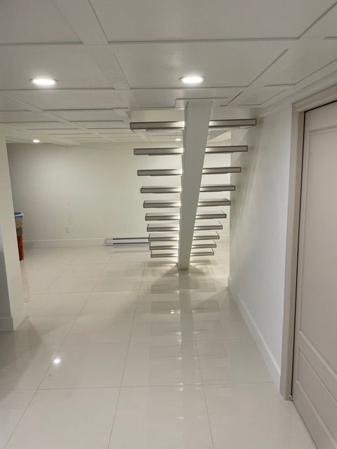 Il y a un escalier au milieu de la pièce.