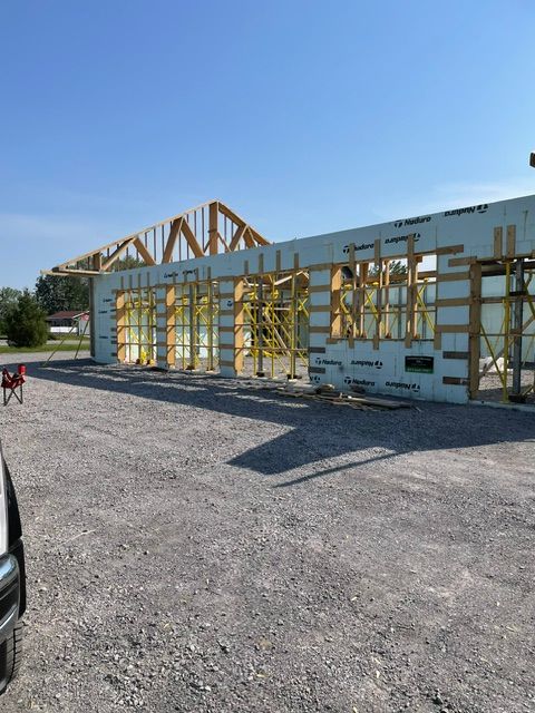Un camion est garé devant un bâtiment en construction