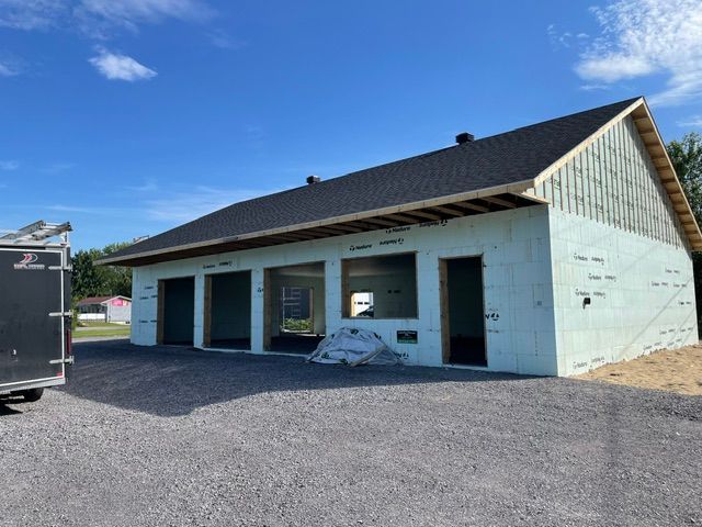 Un grand bâtiment avec un toit noir est en construction