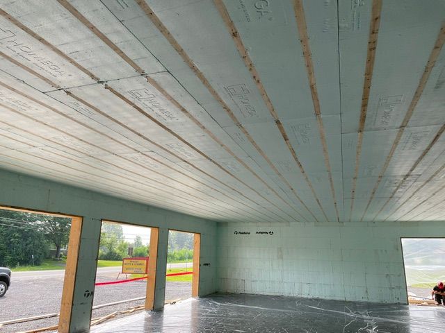 L'intérieur d'un bâtiment en construction avec un sol en béton