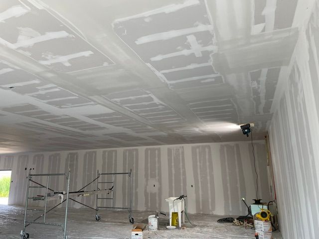 Une grande pièce avec un plafond en cours de rénovation.