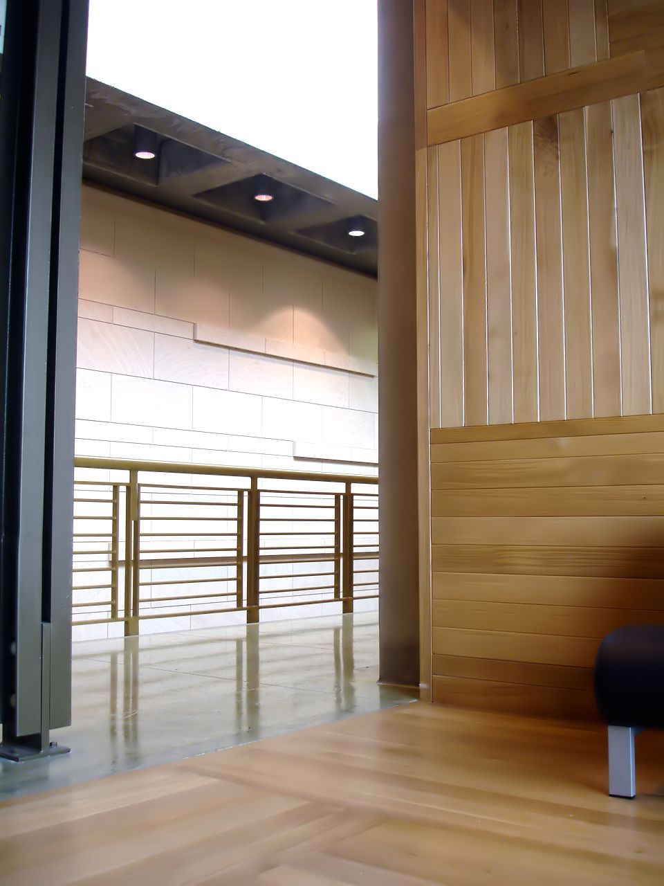 Une pièce avec un plancher en bois et une balustrade