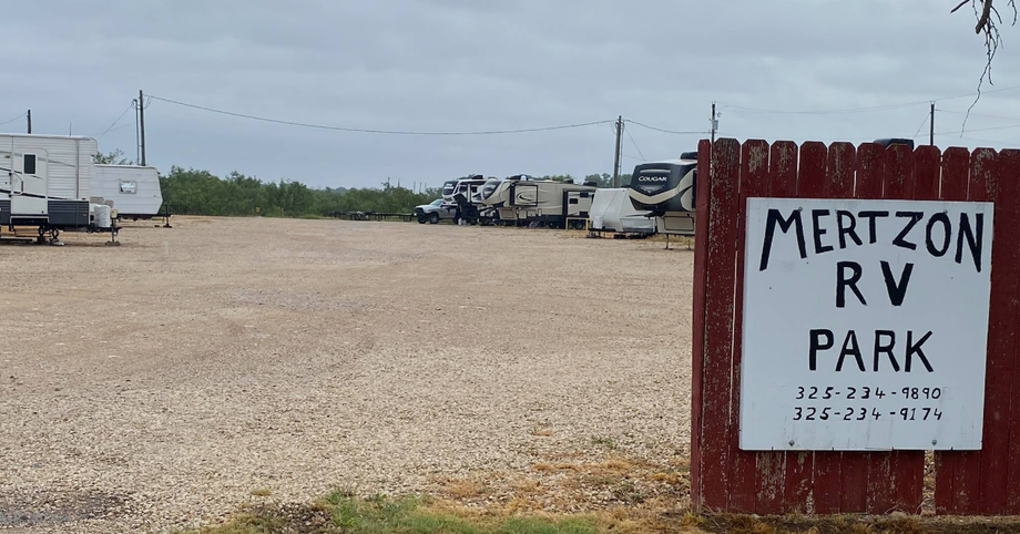 A sign that says mertzon rv park on it
