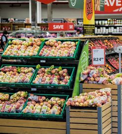 A display of apples in a grocery store with a sign that says save