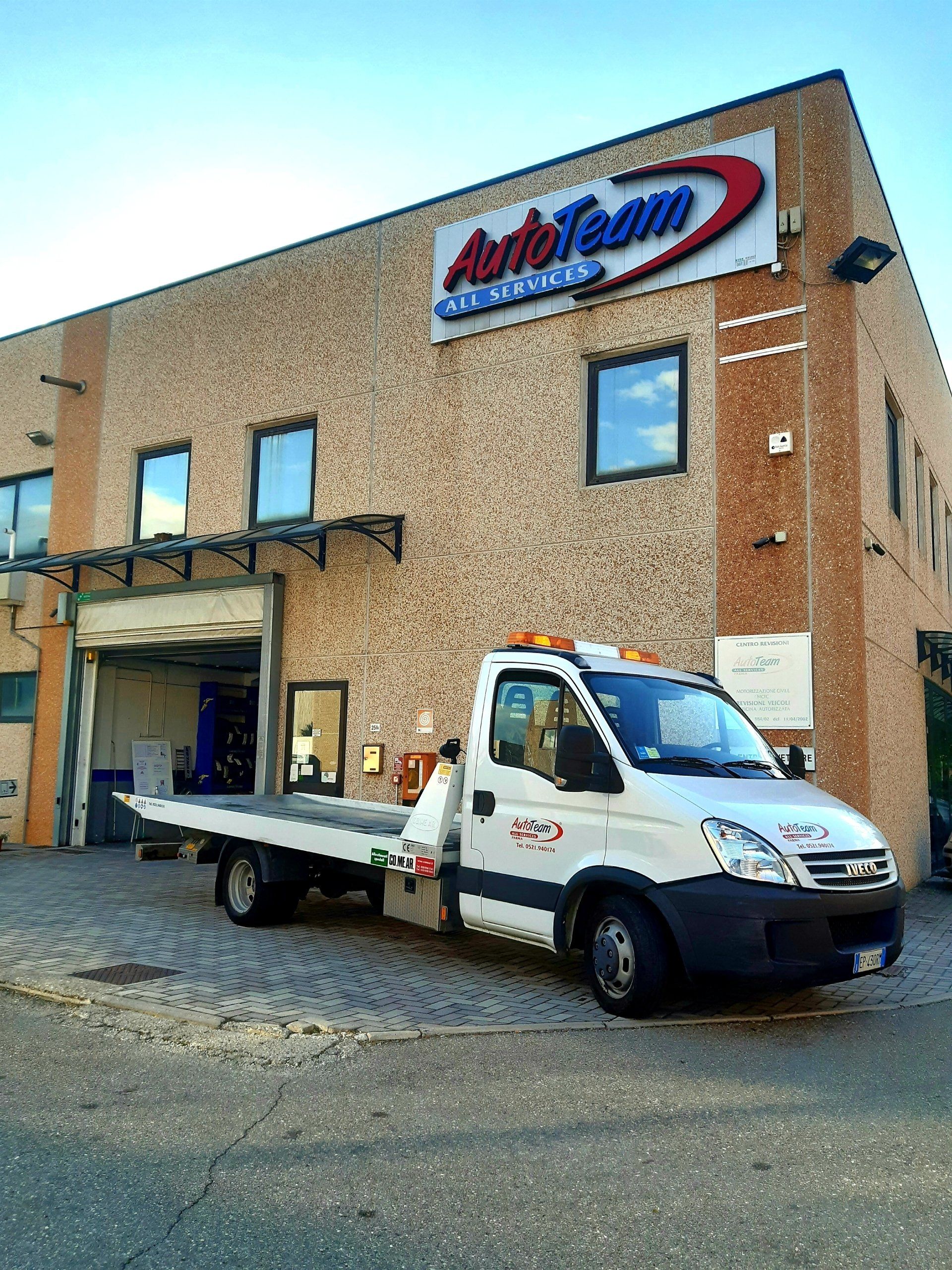 autofficina con parcheggio esterno