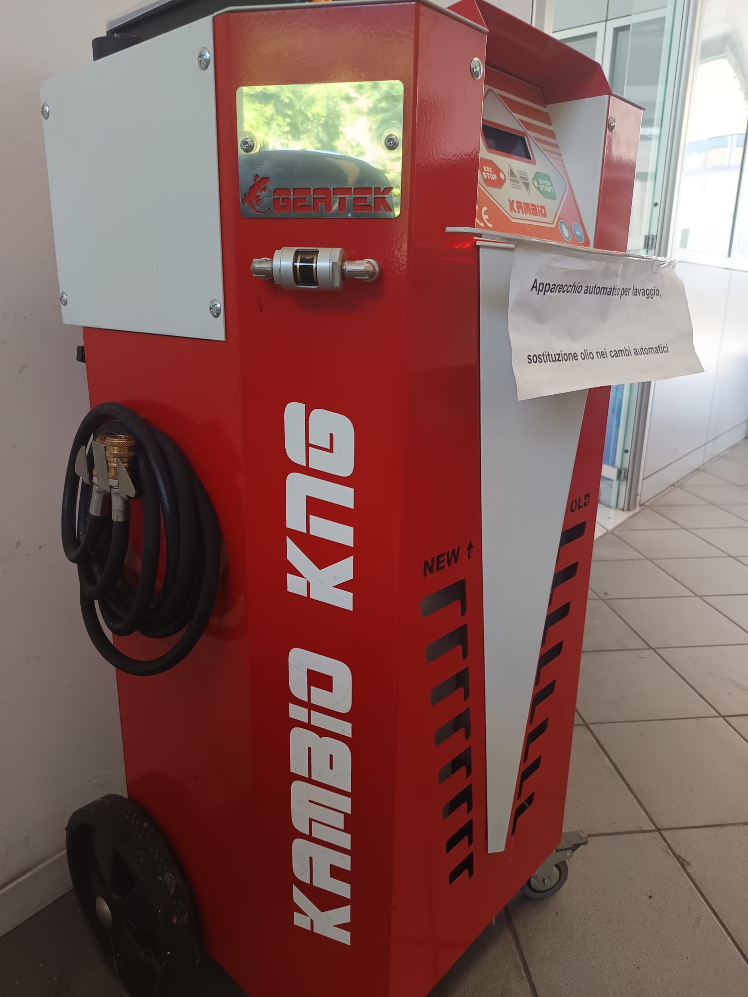 autofficina con parcheggio esterno