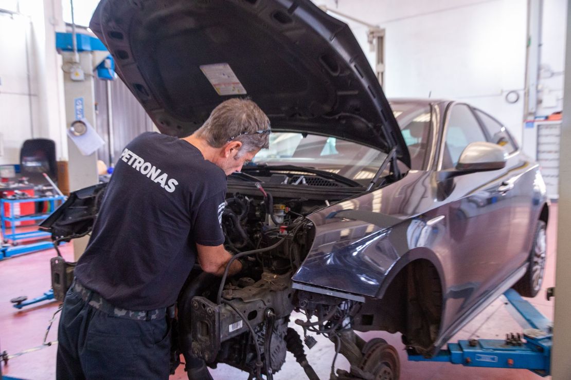 manutenzione del motore di un veicolo