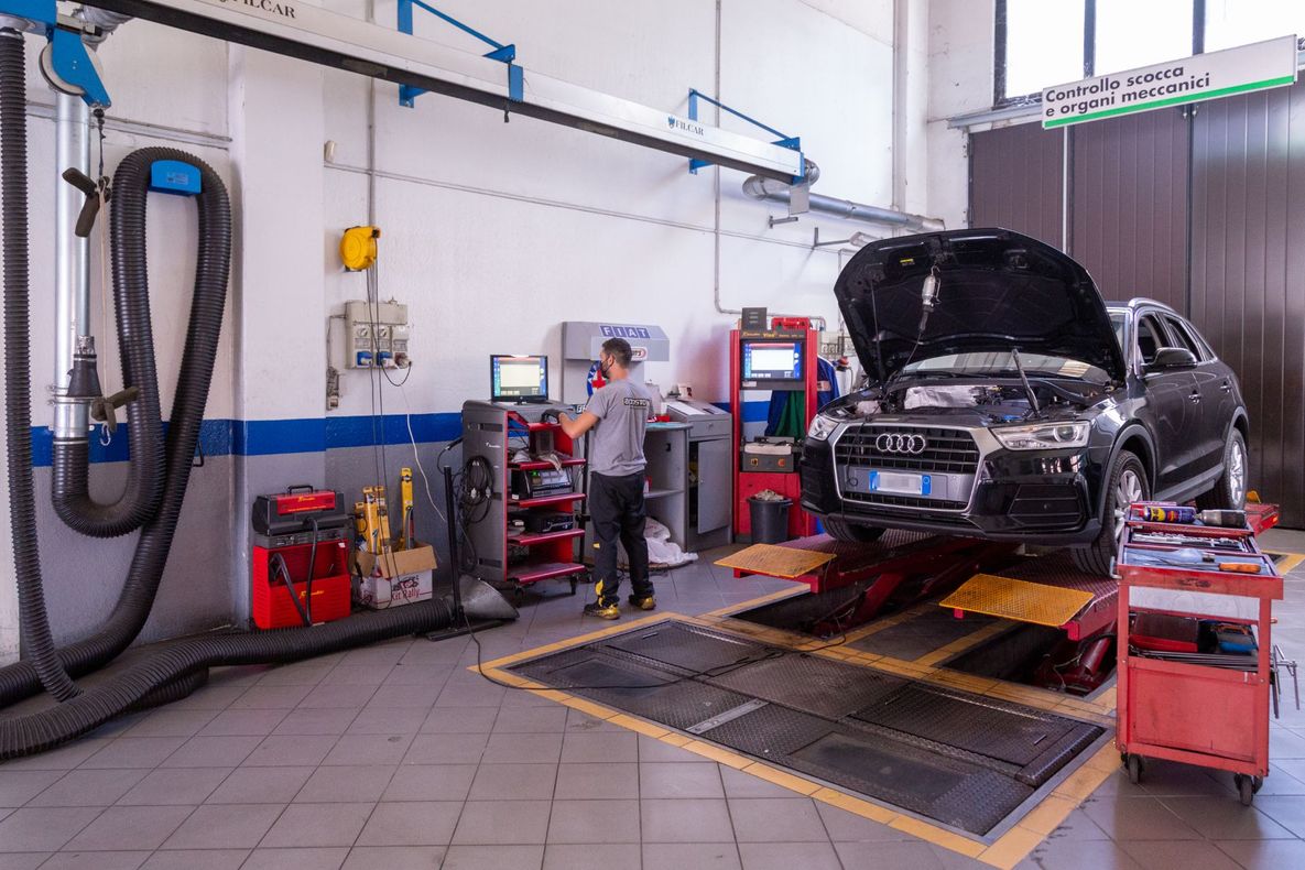 revisione di un'automobile