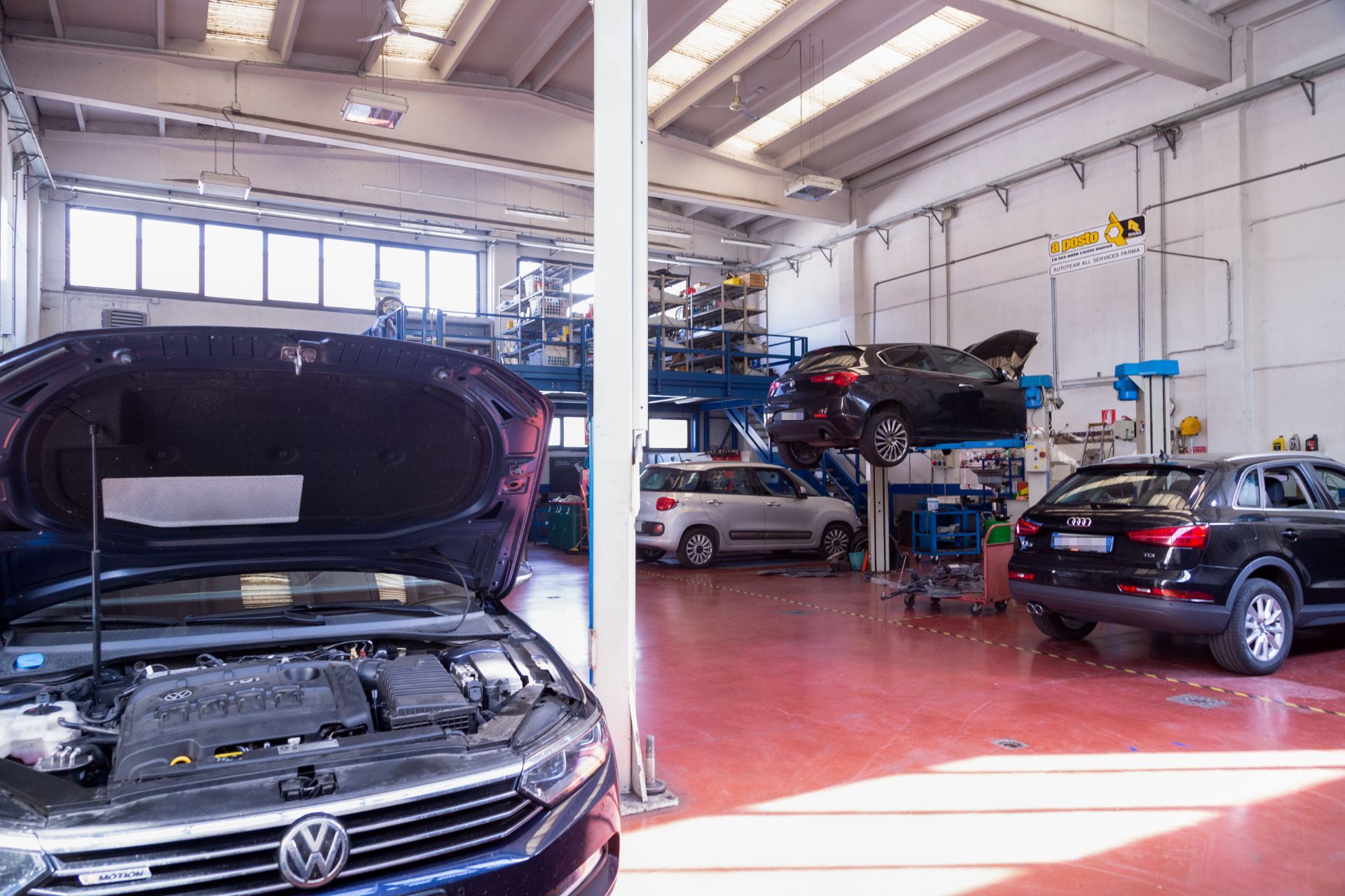 automobili in un'autofficina