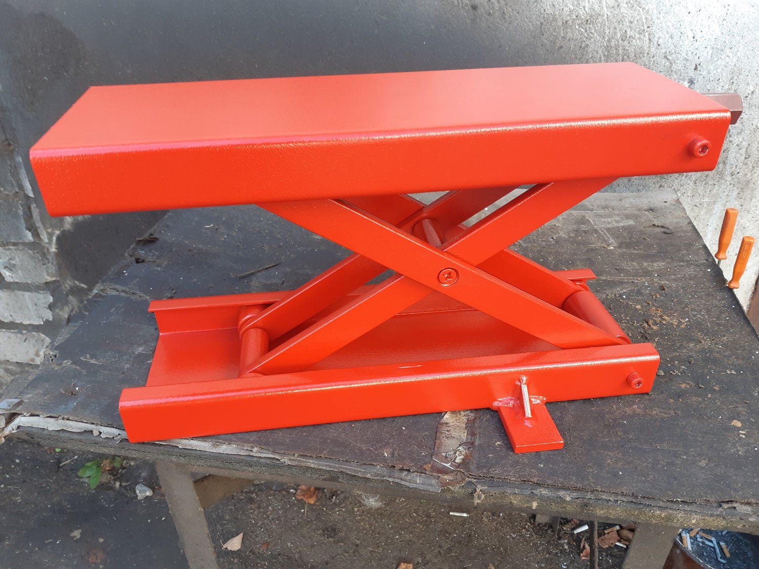 metalinė konstrukcija motociklui kelti