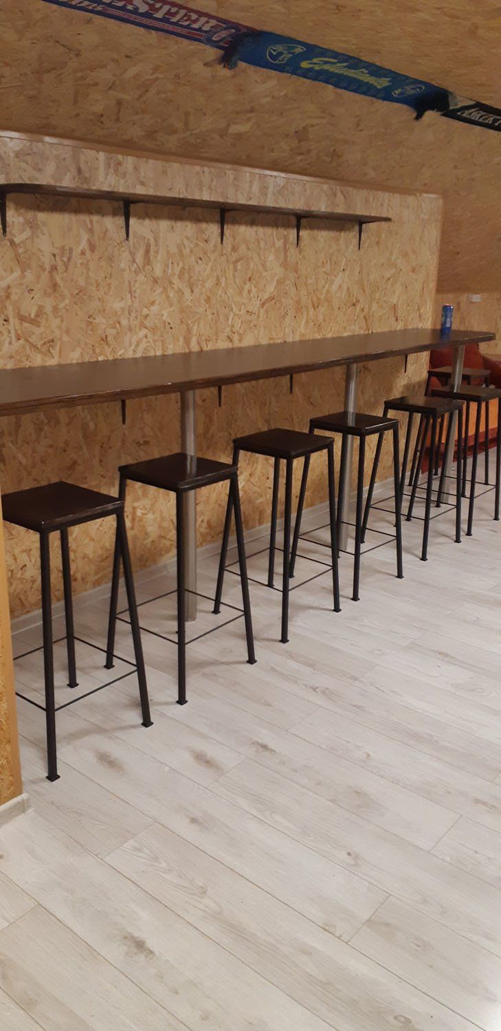 aukštos kėdės su metalo rėmais