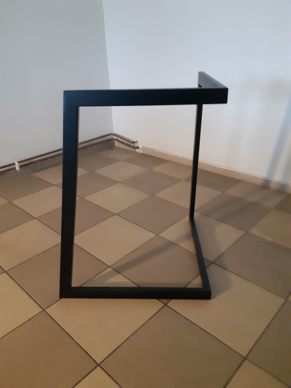 kampinis rėmas iš metalo iš šono